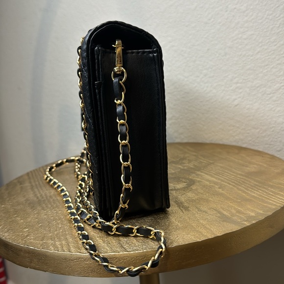 Badgley Mischka quilted black crossbody bag/gold chain, NWT - Picture 3 of 9